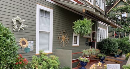 Bear House 1890, Wheland Wing, Upgraded Detailed Amenities, Walk to Cafes, Shops