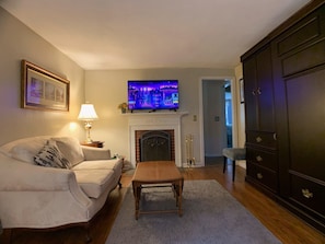 Smart TV, fireplace - Guest Cottage on Country Estate (Watertown)