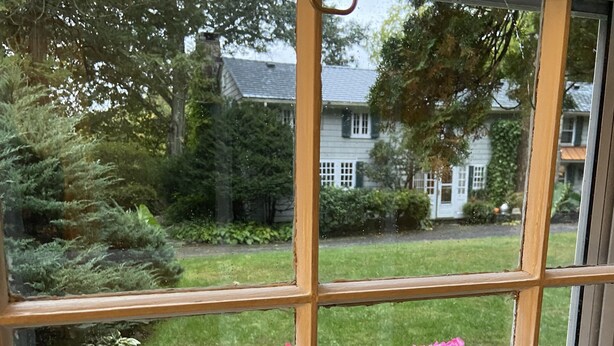 A window with a view of a garden with pink flowers and green foliage. - Guest Cottage on Country Estate (Watertown)