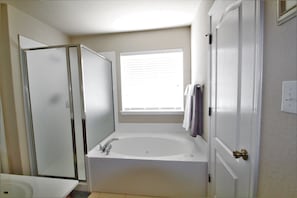 Combined shower/tub, jetted tub, hair dryer, towels