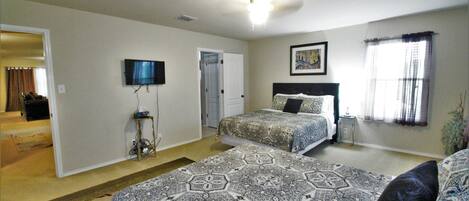 4 slaapkamers, een strijkplank/strijkijzer, reisbedje, gratis wifi