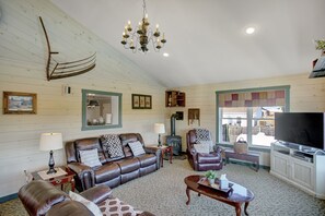 Smart TV, fireplace, DVD player - Country Land Guest House - Spacious and Great for Families to Relax! (Kinzers)
