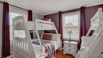 4 bedrooms, desk, iron/ironing board, WiFi