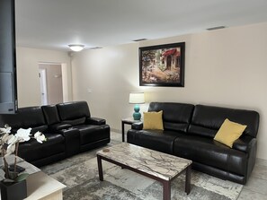 Smart TV, chimenea, reproductor de DVD y futbolito 