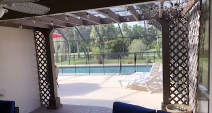 Casa de campo de golf con piscina climatizada cerca de la playa, restaurantes, tiendas, senderos para bicicletas