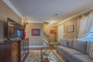 TV connectée, lecteur de DVD, livres