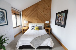 3 habitaciones, escritorio y tabla de planchar con plancha 