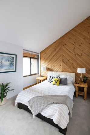 3 habitaciones, escritorio y tabla de planchar con plancha 