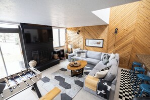 Smart TV, chimenea, reproductor de DVD y videoteca 