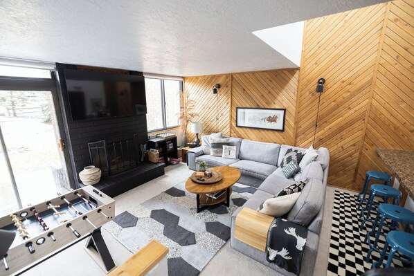 Smart TV, chimenea, reproductor de DVD y videoteca 