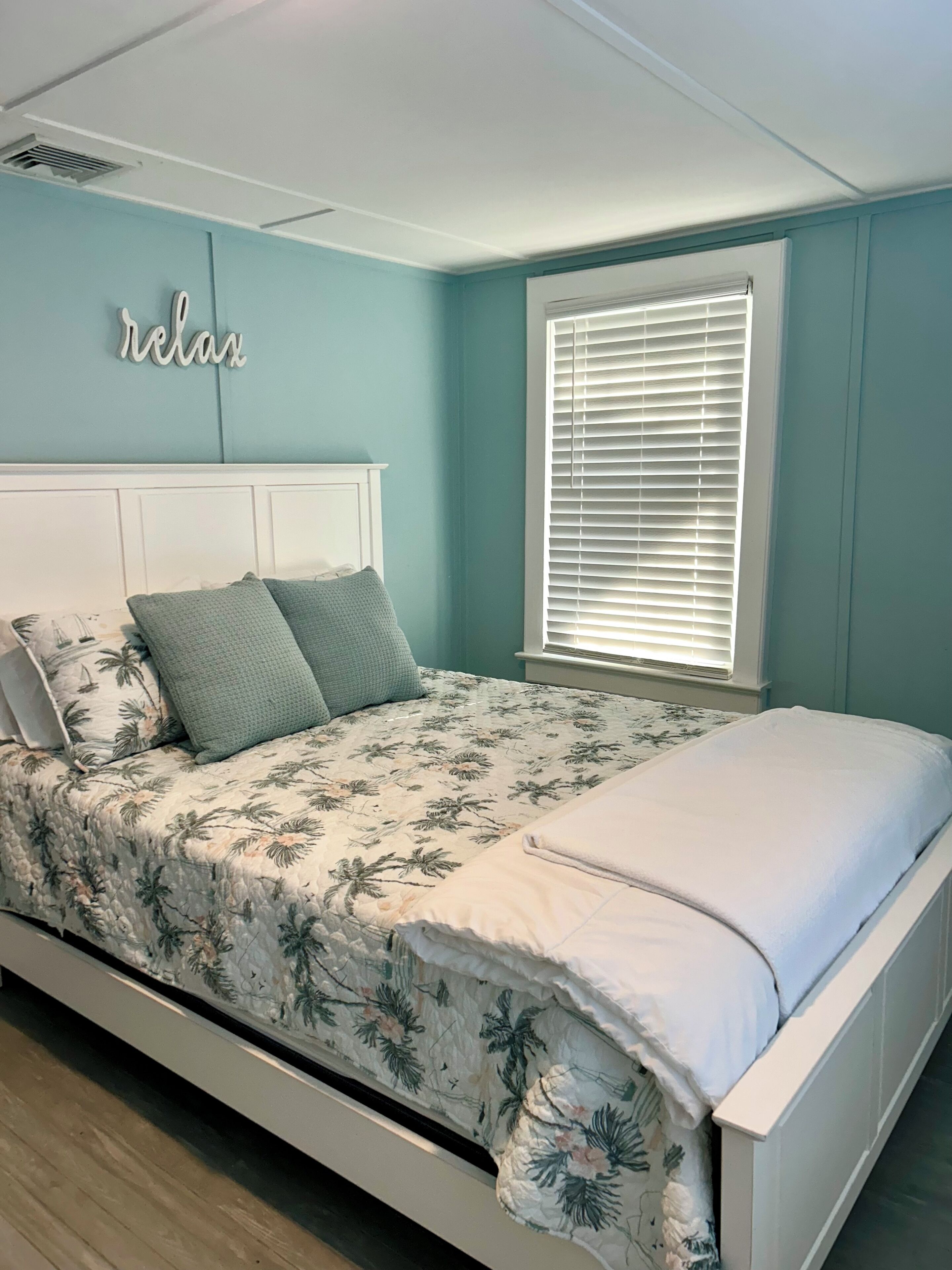 3 slaapkamers, een bureau, een strijkplank/strijkijzer, reisbedje