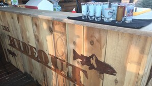 Una barra de madera de diseño rústico, con un motivo de pez y la palabra 'KIDSOUT' bien visible.