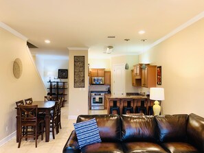 Smart-TV, DVD-spiller, bøker og stereoanlegg