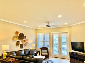 Smart-TV, DVD-spiller, bøker og stereoanlegg