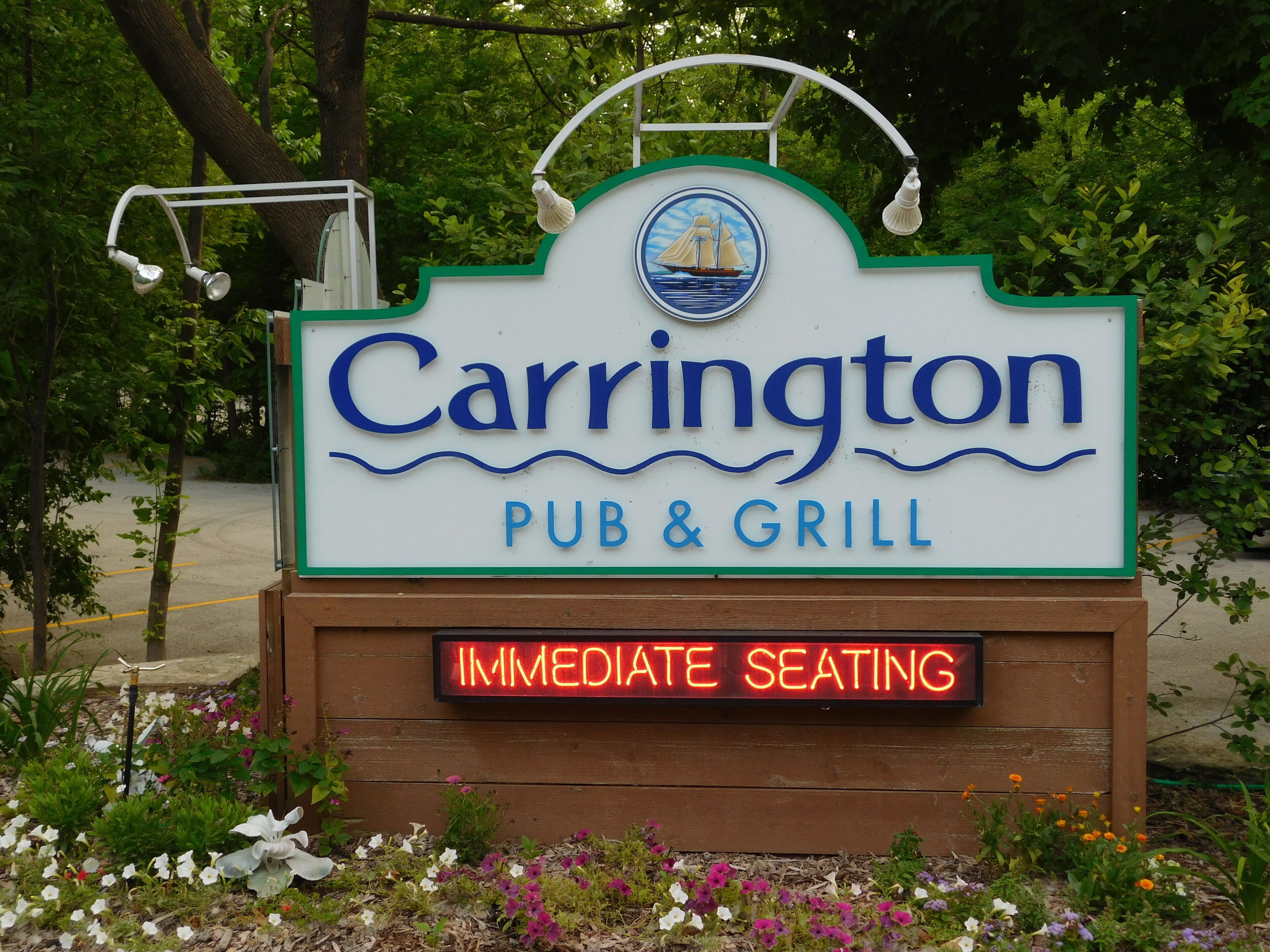 Letrero de Carrington Pub & Grill con el mensaje de neón 'ASIENTO INMEDIATO'.