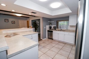 Fridge, microwave, oven, stovetop - 3/2 Home Heated Pool / close to Beautiful Anna Maria Beaches / close to IMG (Bradenton)
