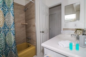 Badewanne, Haartrockner, Handtücher, Toilettenpapier