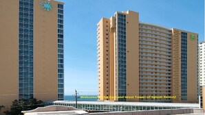 Un hôtel de grande hauteur au design moderne, dont la façade est ornée d’un logo bien visible.