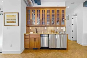 Réfrigérateur, four à micro-ondes, un four, surface de cuisson