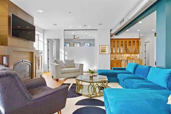 Téléviseur à écran plat, foyer, bureau