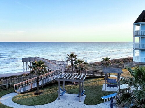 Seascape 2/2 Beachfront Condo - Ocean/Pool Views 2 Private Balconies Heated Pool