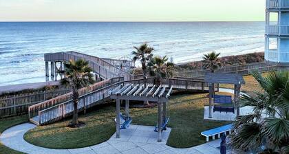 Seascape 2/2 Beachfront Condo - Ocean/Pool Views 2 Private Balconies Heated Pool