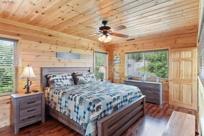 4 bedrooms, desk, iron/ironing board, free WiFi