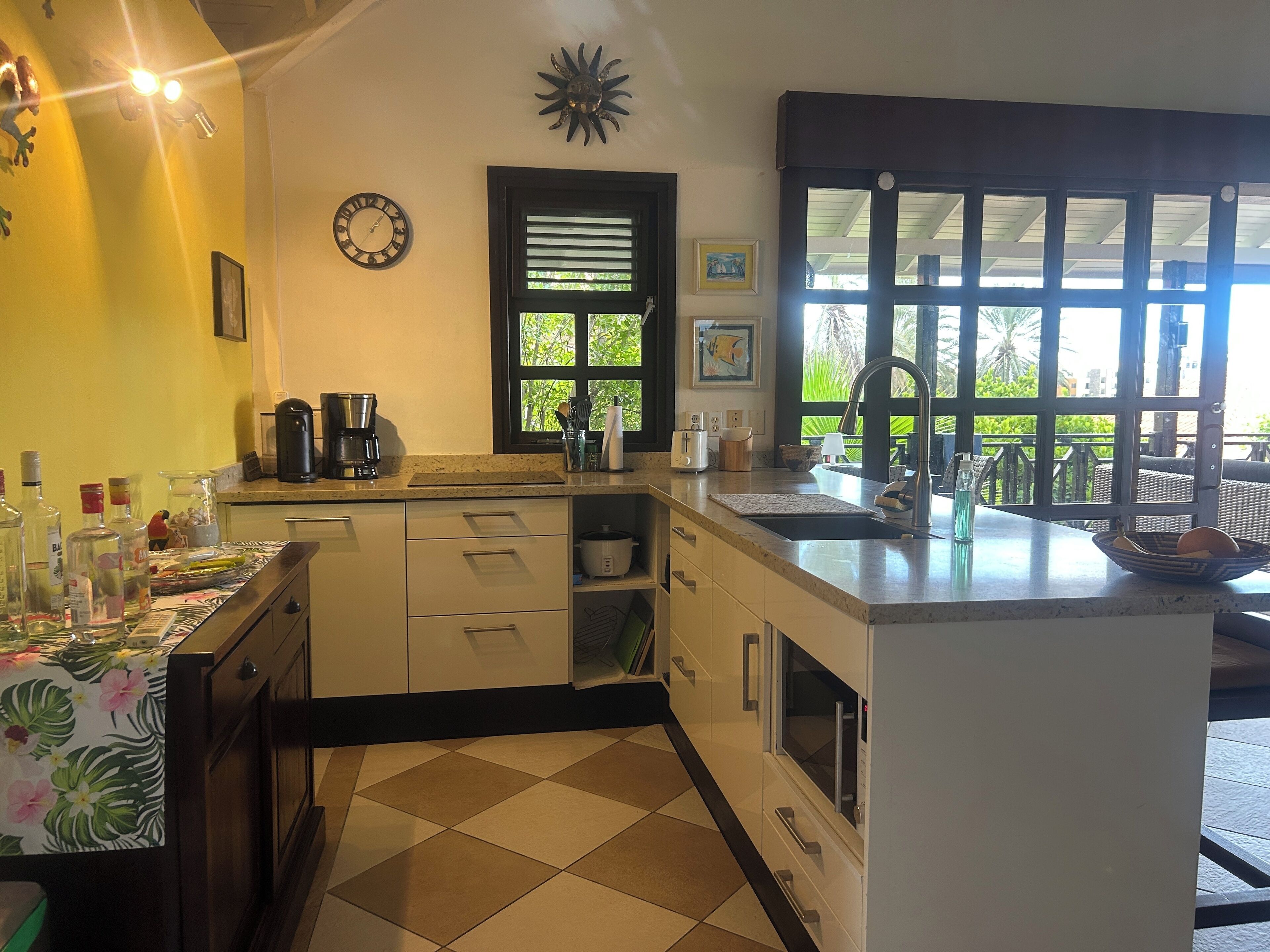 Großer Kühlschrank, Mikrowelle, Ofen, Herdplatte