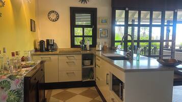 Stort kylskÄp, mikrovÄgsugn, ugn och spishÀll