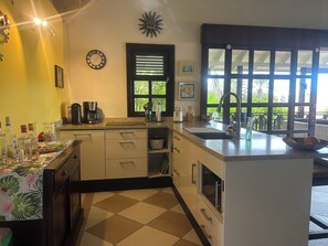 Grand réfrigérateur, micro-ondes, four, plaque de cuisson