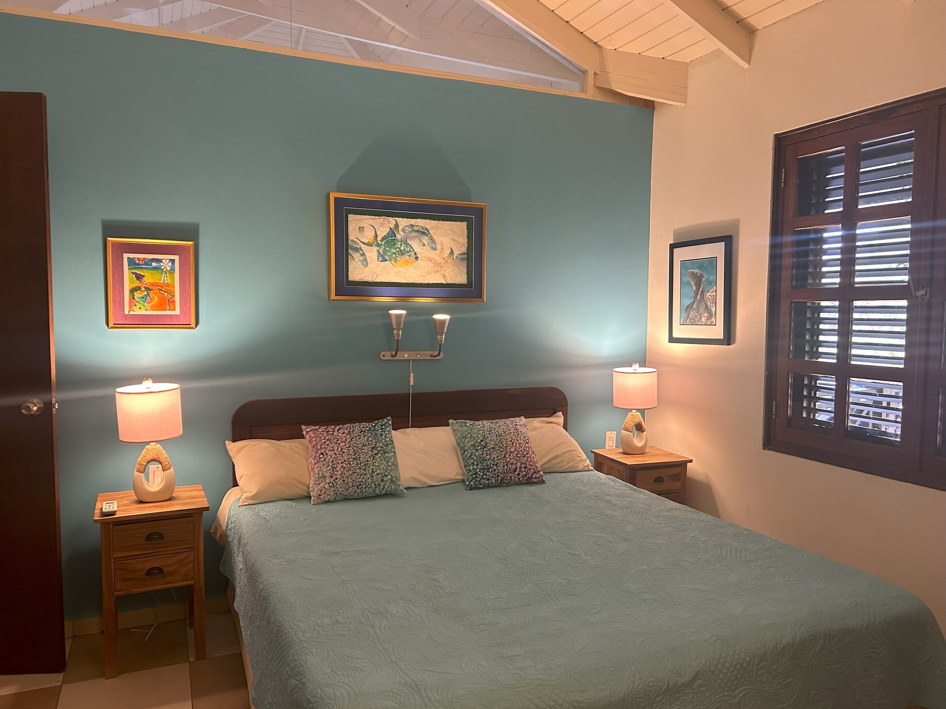 3 slaapkamers, een strijkplank/strijkijzer, gratis wifi, beddengoed