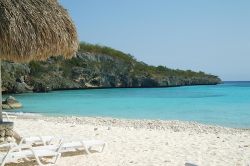 PREMIER HOST Private 3 bdrm, 1600 sq ft Fully Air-Conditioned villa in Blue Bay