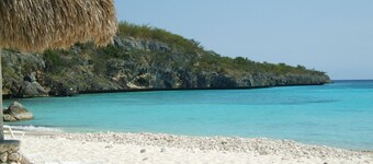 PREMIER HOST Private 3 bdrm, 1600 sq ft Fully Air-Conditioned villa in Blue Bay