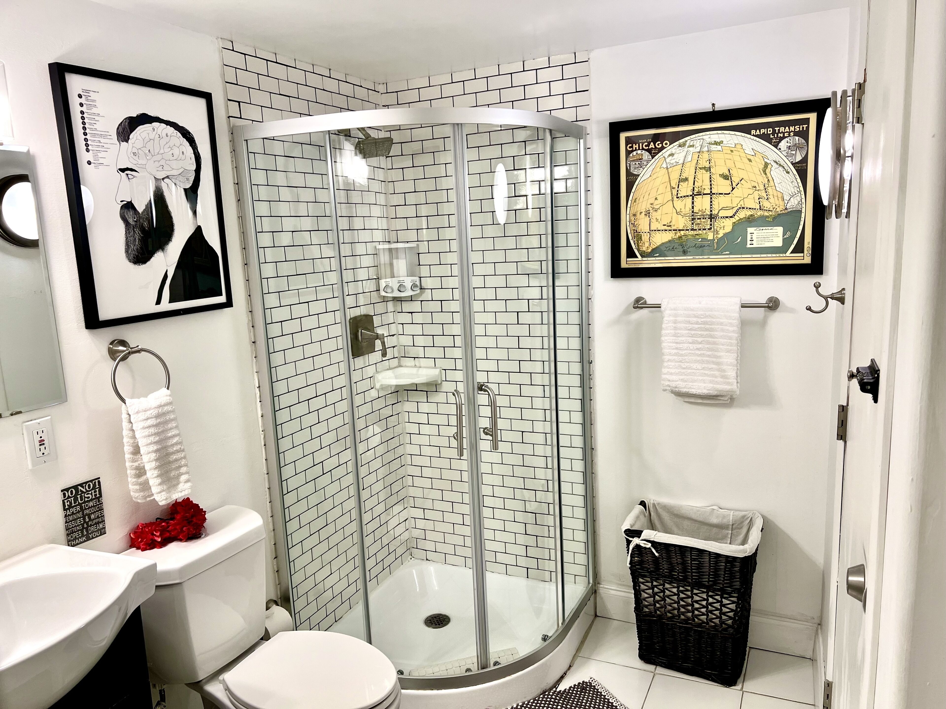 Douche, sèche-cheveux, serviettes fournies, savon