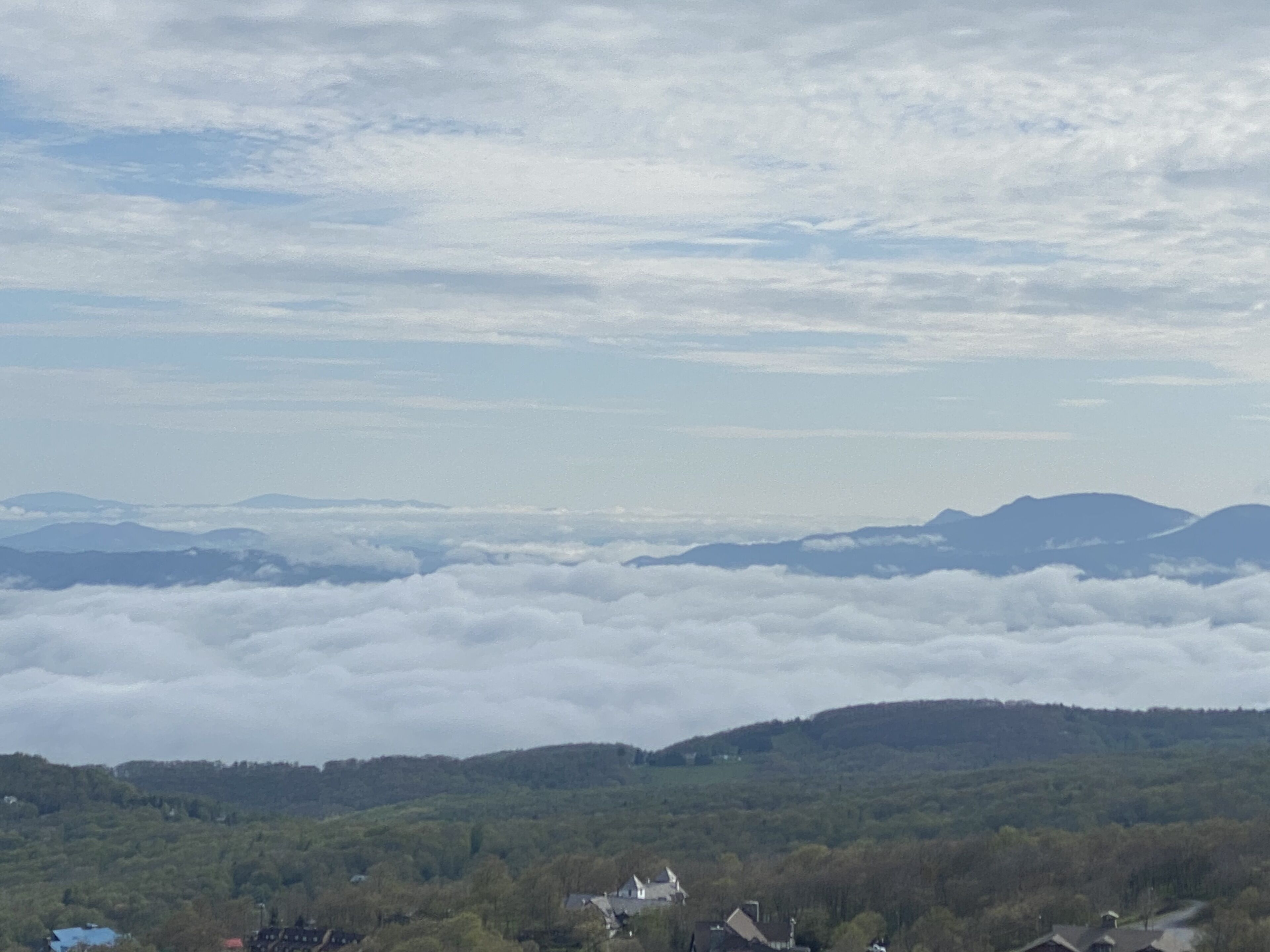 Una vista panoramica su un paesaggio montuoso con un villaggio situato tra le colline.
