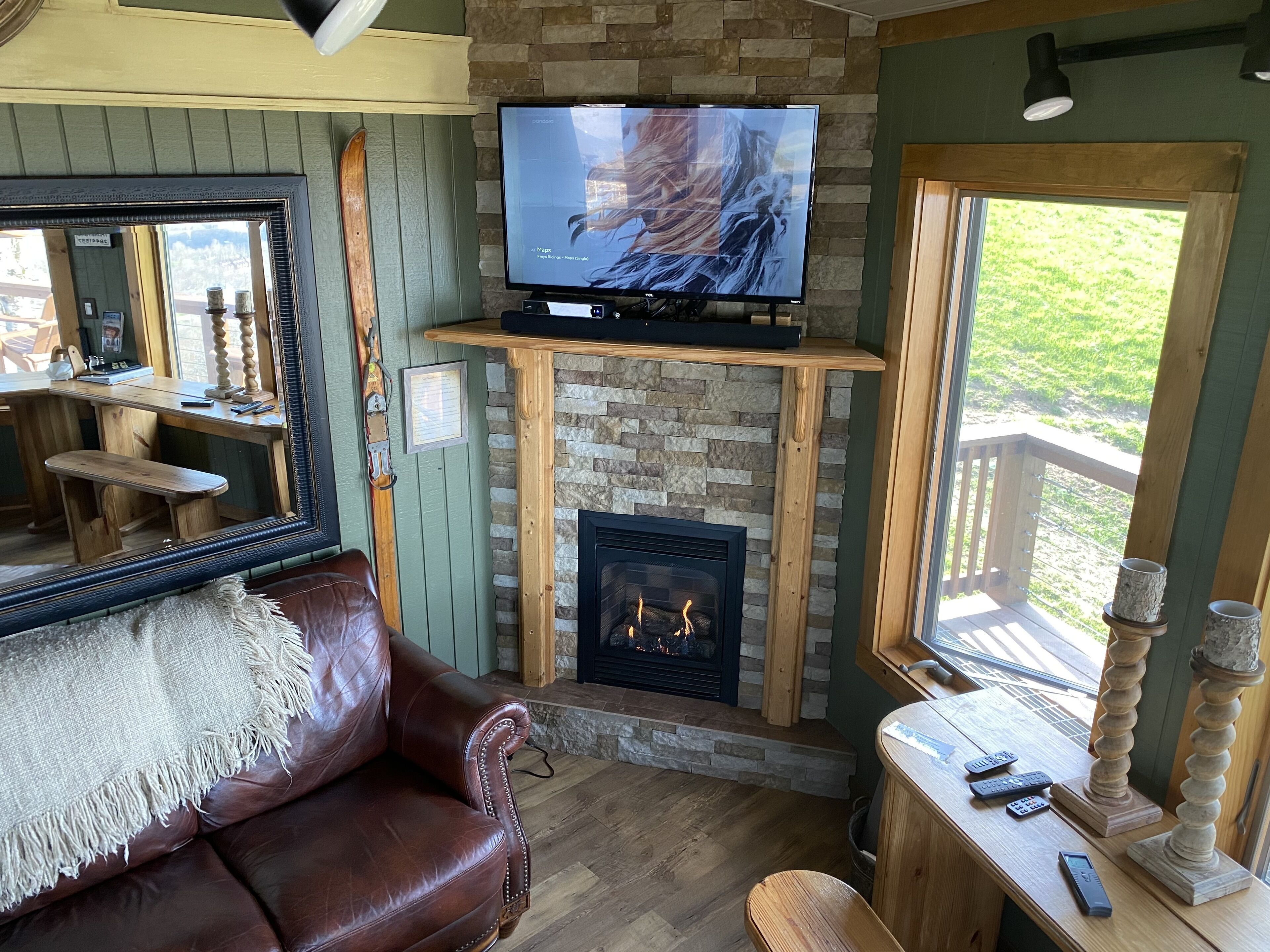 Smart TV, fireplace, stereo