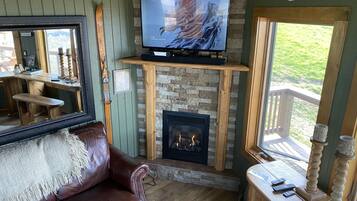 Smart TV, fireplace, stereo