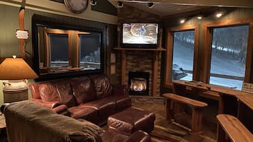 TV connectée, cheminée, chaßne hi-fi