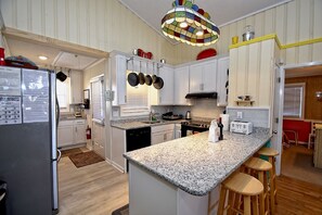 冷蔵庫、電子レンジ、オーブン、コンロ