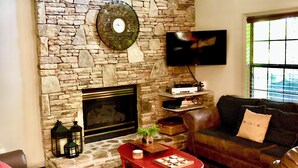 Smart TV, fireplace, video games, DVD player - 3 BR/3BATH Retreat 1.5 miles from Attraction/Resort Pool/Pool Table/Arcade (Pigeon Forge)