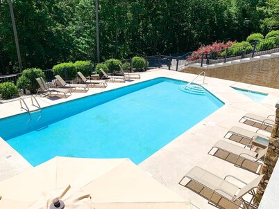 3 BR/3BATH Retreat 1.5 miles from Attraction/Resort Pool/Pool Table/Arcade