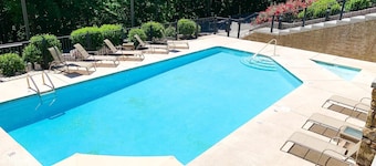 3 BR/3BATH Retreat 1.5 miles from Attraction/Resort Pool/Pool Table/Arcade