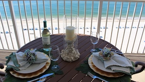Ein Tisch für zwei Personen mit Blick auf den Strand und den Ozean.