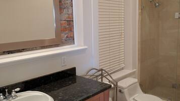 Combined shower/tub, hair dryer, towels