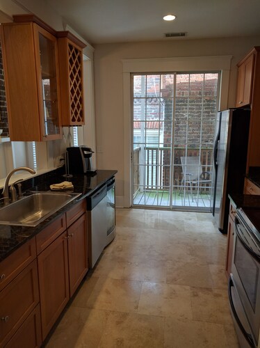 Bright and Airy, Historic Condo on Monterey Square