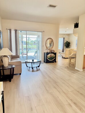 Fernseher, Bücher, Musikbibliothek, Videothek