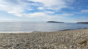 På stranden, liggestole, badehåndklæder