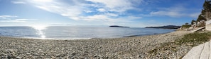 Plage, chaises longues, serviettes de plage