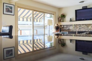 Interior - Lovely Waterfront Beach Haven with Hot Tub & SUP (Sechelt)