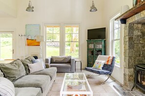 Smart-TV, Kamin, DVD-Player, Bücher